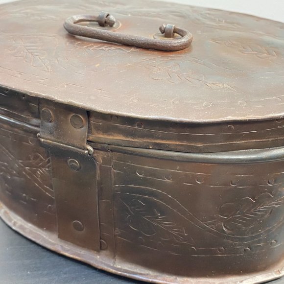 Vintage 1930s Era Metal Tin, Oval Floral Tool Box Case with lock and key Decorat - Picture 10 of 10
